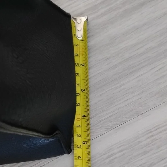 Black Women's Leather Satchel Handbag with Gold Hardware - Picture 4 of 11